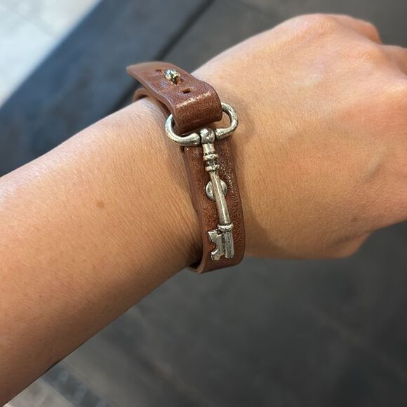 FOSSIL ANTIQUE SILVER TONE KEY BROWN LEATHER CUFF BRACELET - Picture 3 of 5